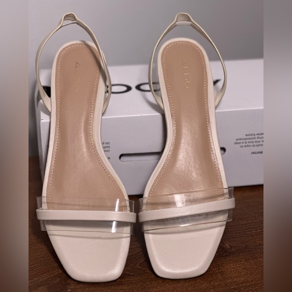Aldo super chic and comfortable white Macyflex sandals with lucite heel - Picture 3 of 8